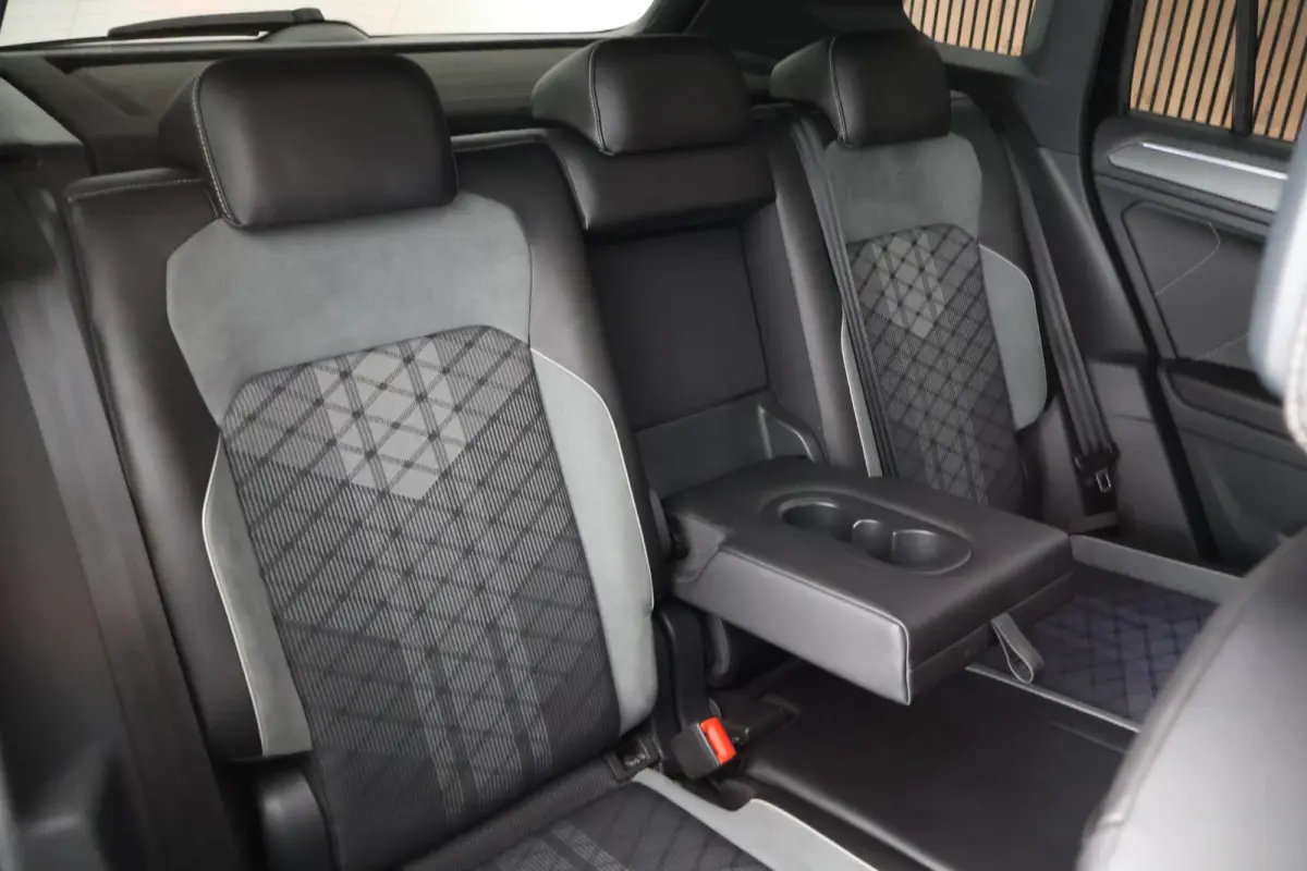 1.4 TSI 245pk eHybrid R-Line Business Black Style Trekhaak Panoramadak Stoelverwarming Virtual Cockpit