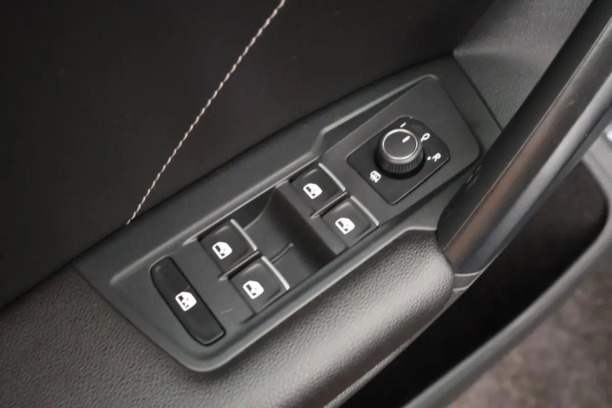1.4 TSI 245pk eHybrid R-Line Business Black Style Trekhaak Panoramadak Stoelverwarming Virtual Cockpit