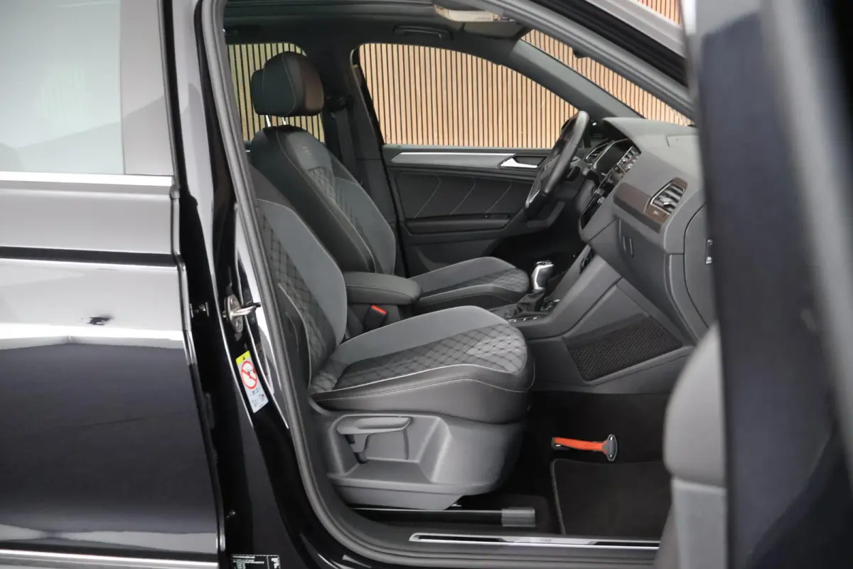 1.5 TSI 150pk DSG R-Line Business + Trekhaak Camera HUD Stoelverwarming Panoramadak Navigatie