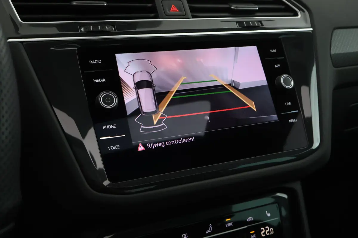 1.5 TSI 150pk DSG R-Line Business + Trekhaak Camera HUD Stoelverwarming Panoramadak Navigatie