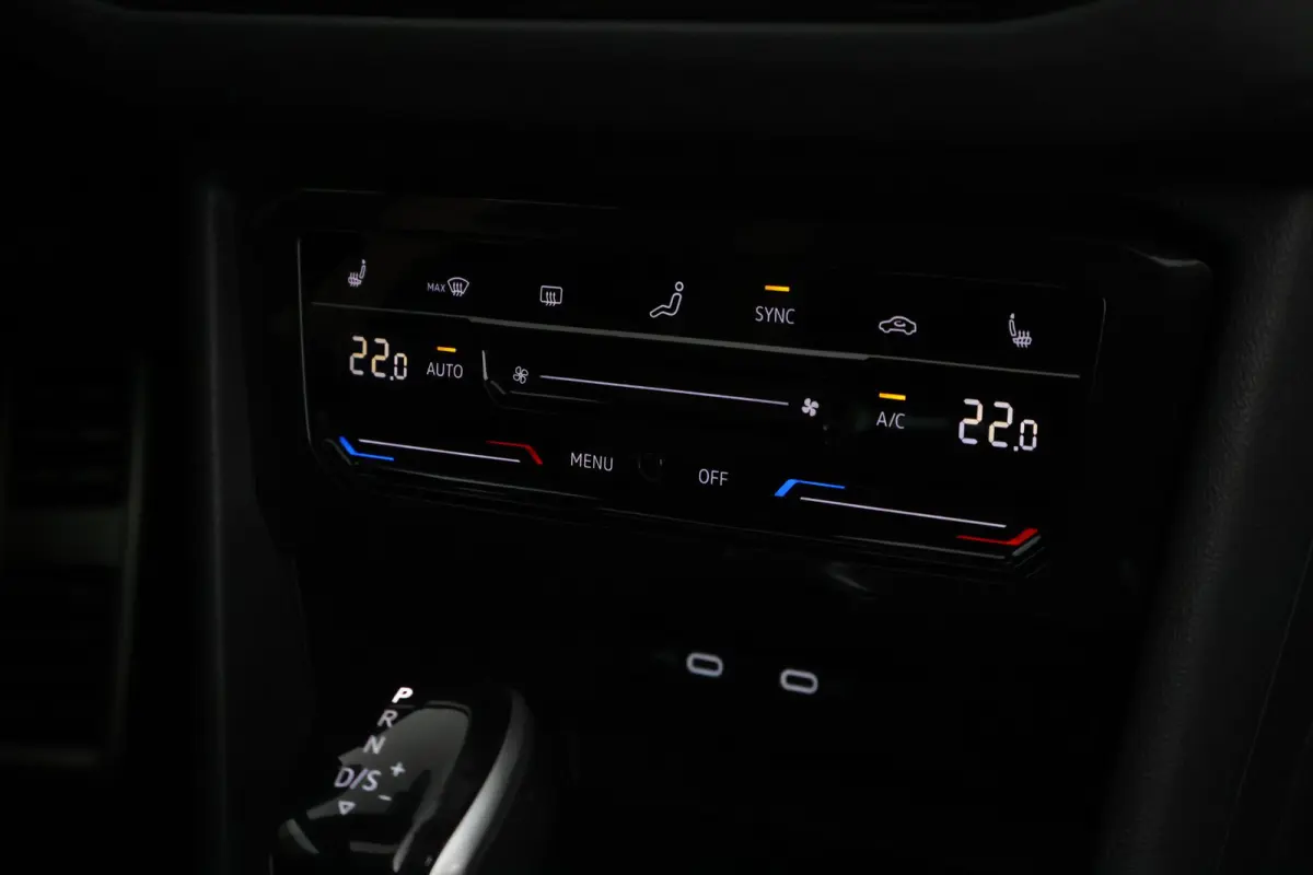 1.5 TSI 150pk DSG R-Line Business + Trekhaak Camera HUD Stoelverwarming Panoramadak Navigatie