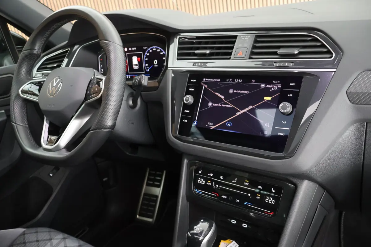 1.5 TSI 150pk DSG R-Line Business + Trekhaak Camera HUD Stoelverwarming Panoramadak Navigatie