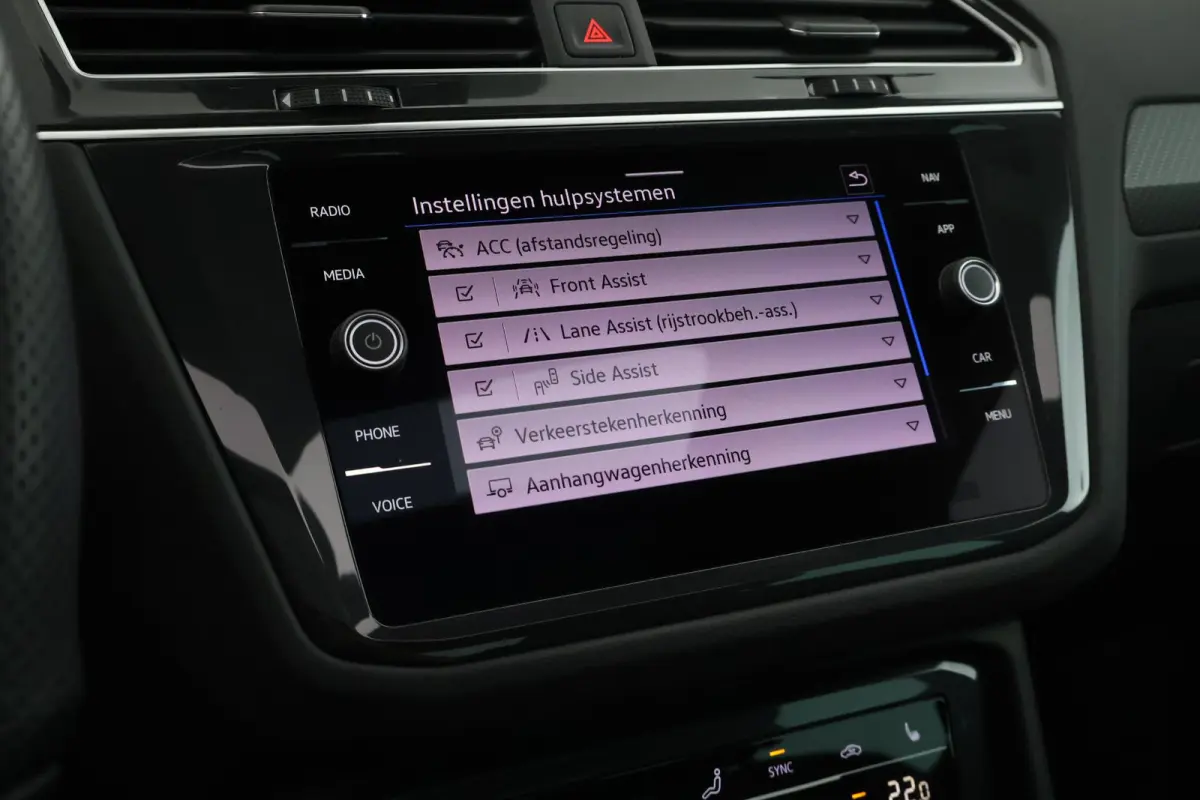1.5 TSI 150pk DSG R-Line Business + Trekhaak Camera HUD Stoelverwarming Panoramadak Navigatie