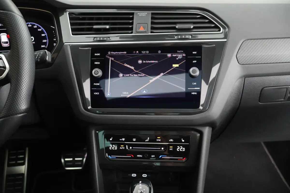 1.5 TSI 150pk DSG R-Line Business + Trekhaak Camera HUD Stoelverwarming Panoramadak Navigatie