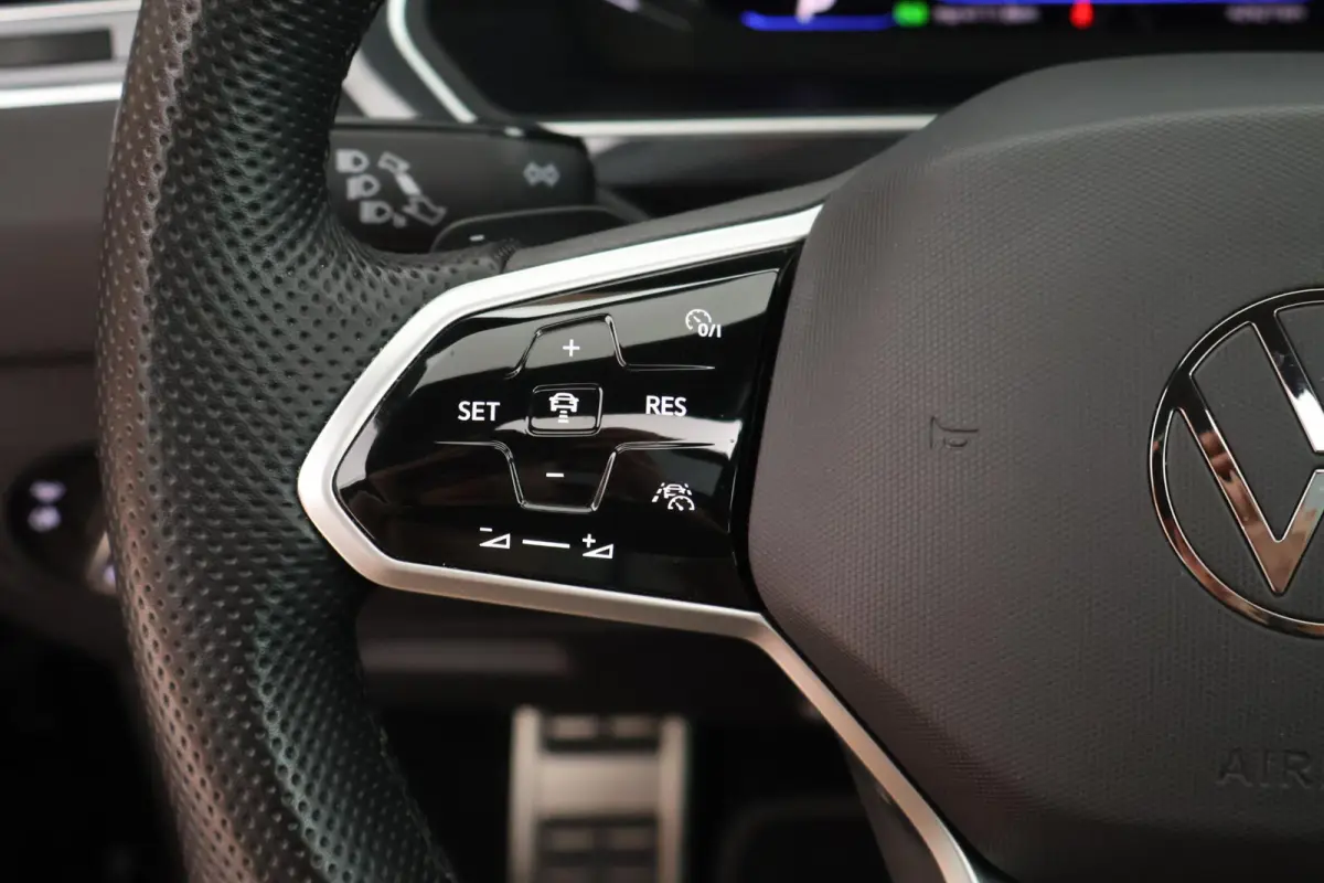 1.5 TSI 150pk DSG R-Line Business + Trekhaak Camera HUD Stoelverwarming Panoramadak Navigatie