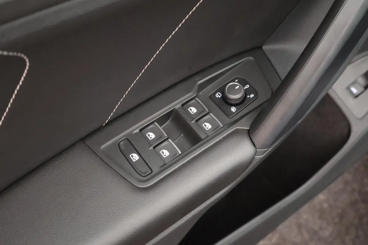 1.5 TSI 150pk DSG R-Line Business + Trekhaak Camera HUD Stoelverwarming Panoramadak Navigatie