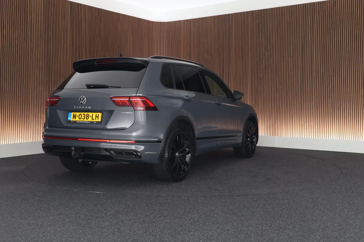 1.4 TSI eHybrid 245pk R-Line Black Style HUD Trekhaak 360Camera Leder Stoelverwarming Virtual Cockpit Keyless Navigatie Memory