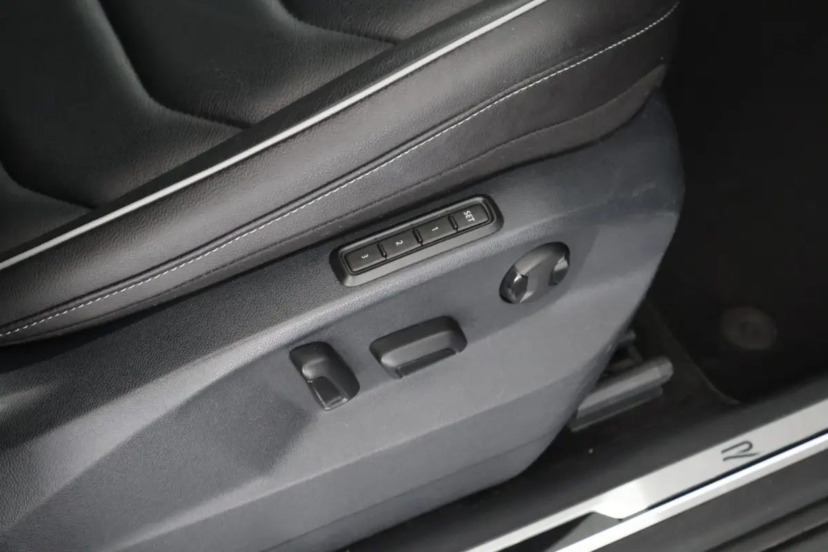 1.4 TSI eHybrid 245pk R-Line Black Style HUD Trekhaak 360Camera Leder Stoelverwarming Virtual Cockpit Keyless Navigatie Memory