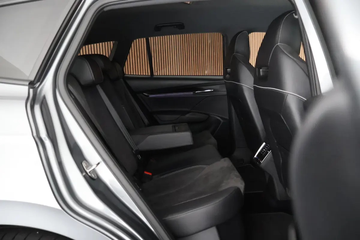 80 Sportline 204pk SOH 96% Stoelverwarming ACC Camera Navigatie