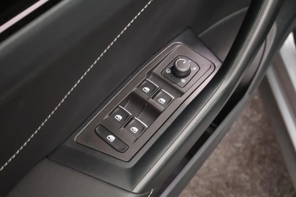 1.5 TSI 150pk DSG R-Line Black Style Trekhaak IQ.Light Virtual Cockpit Camera Stoelverwarming Navigatie