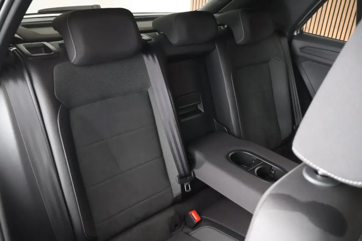 1.5 TSI 150pk DSG R-Line Black Style Trekhaak IQ.Light Virtual Cockpit Camera Stoelverwarming Navigatie