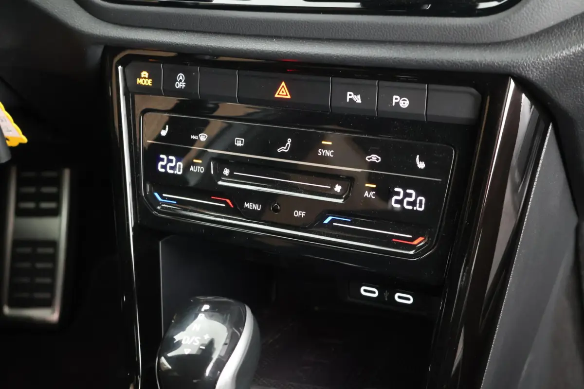 1.5 TSI 150pk DSG R-Line Black Style Trekhaak IQ.Light Virtual Cockpit Camera Stoelverwarming Navigatie