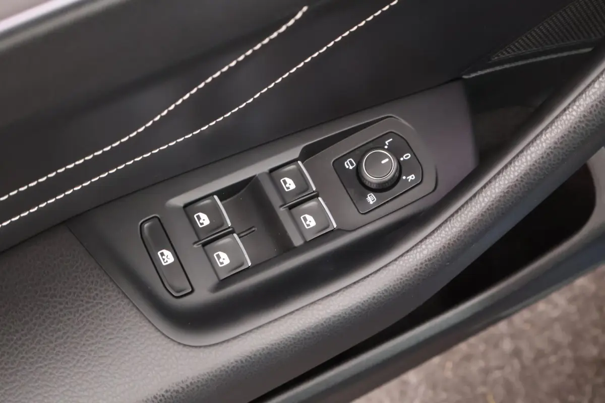1.5 TSI 150pk DSG R-Line Business + Keyless Panoramadak 360Camera Stoelverwarming Virtual Cockpit Navigatie