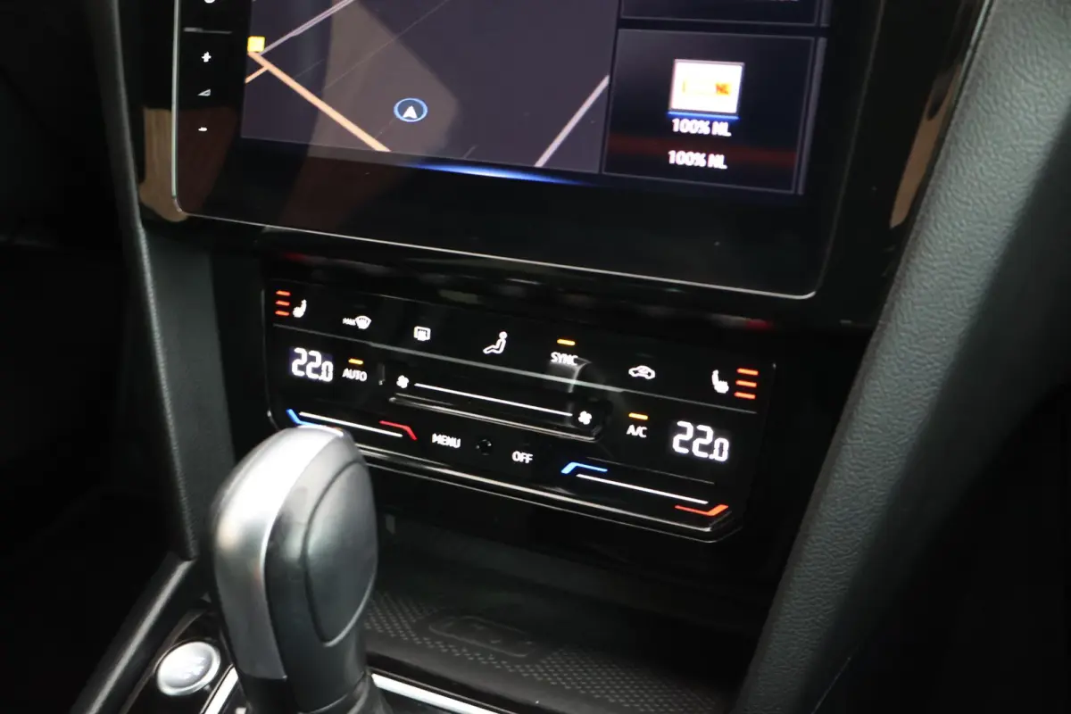 1.5 TSI 150pk DSG R-Line Business + Keyless Panoramadak 360Camera Stoelverwarming Virtual Cockpit Navigatie