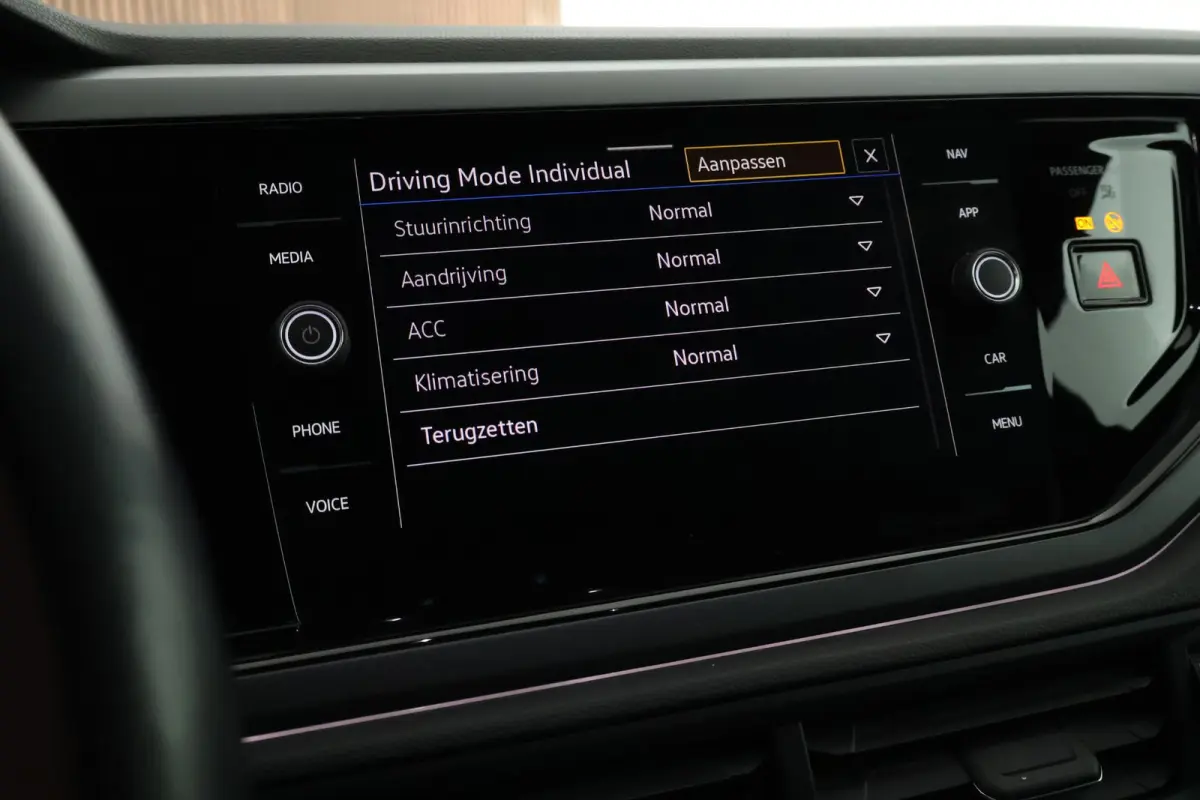 1.0 TSI 95pk 2x R-Line Climate Control ACC Camera Stoelverwarming Keyless Navigatie
