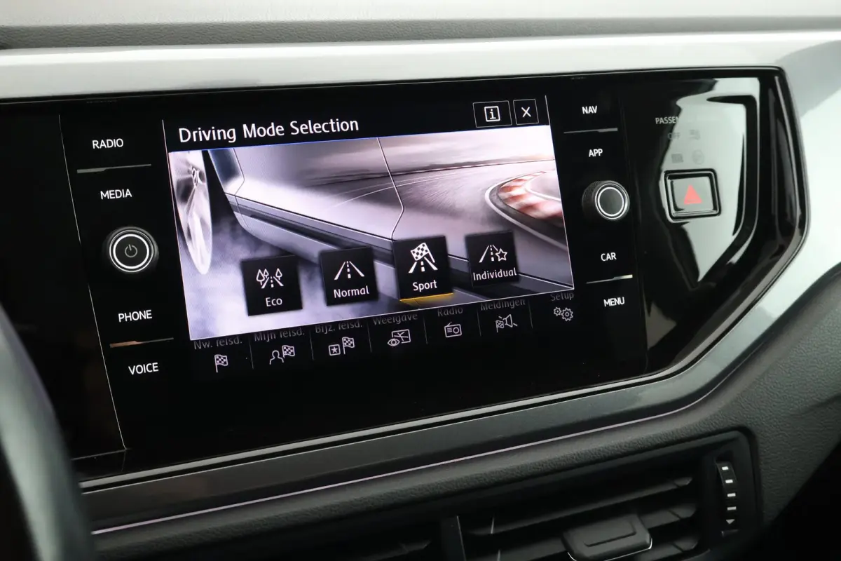 1.0 TSI 95pk DSG R-Line Highline Camera Parkeersensor Climate Control Adaptive Cruise