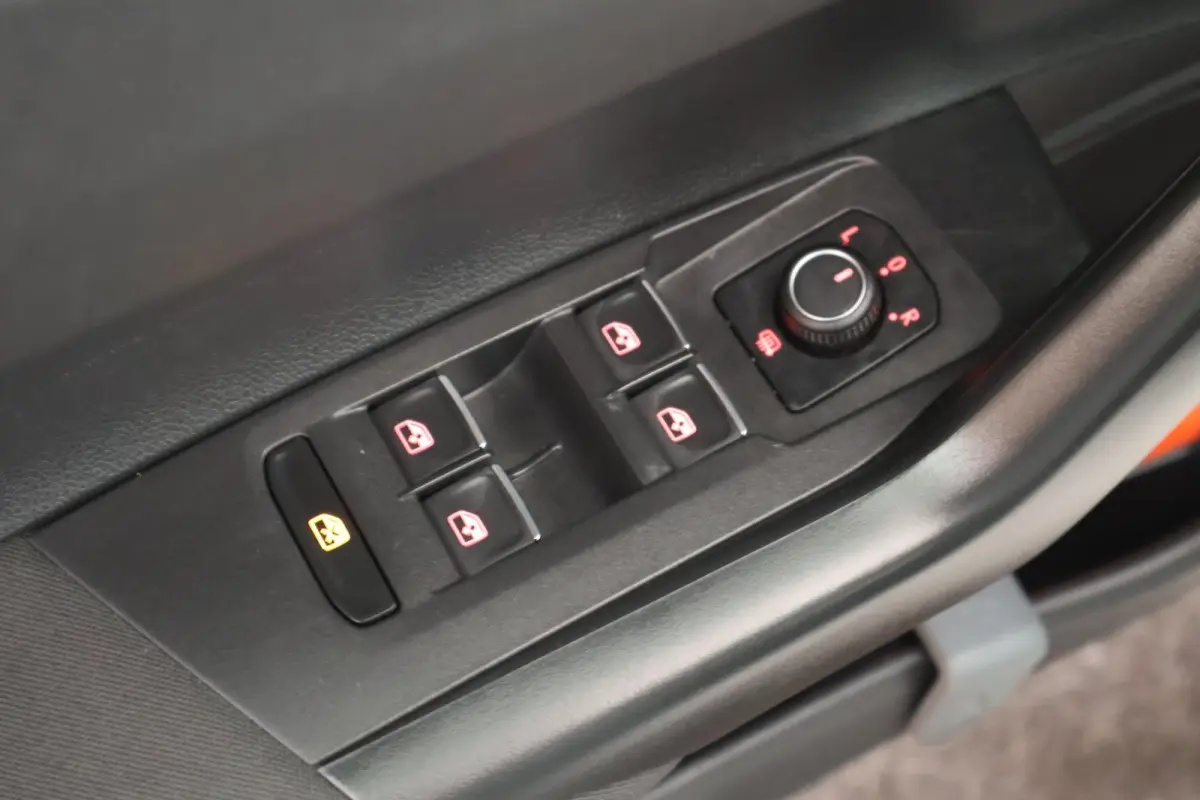1.0 TSI 95pk DSG R-Line Highline Camera Parkeersensor Climate Control Adaptive Cruise