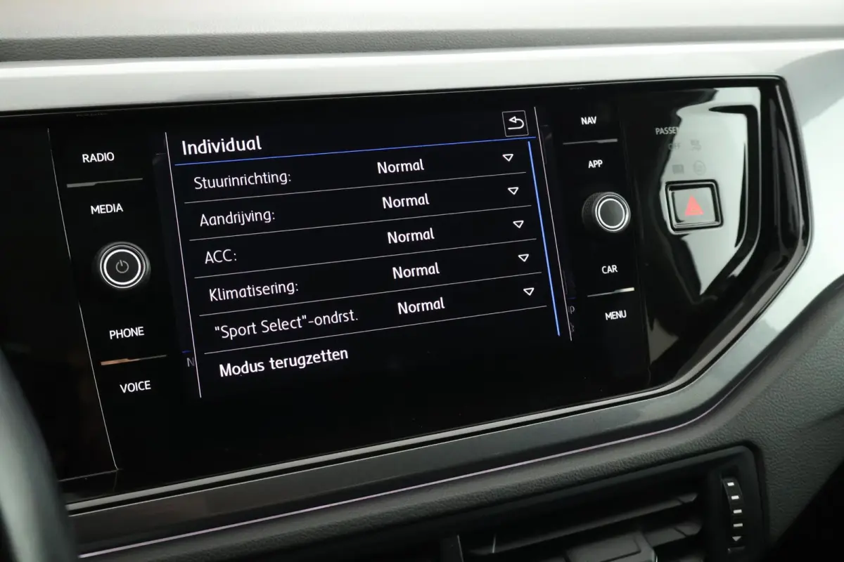 1.0 TSI 95pk DSG R-Line Highline Camera Parkeersensor Climate Control Adaptive Cruise
