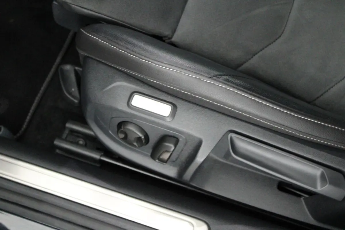 2.0 TSI 190pk DSG R-Line Business+ Keyless Panoramadak DCC Camera Stoelverwarming Virtual Cockpit Navigatie