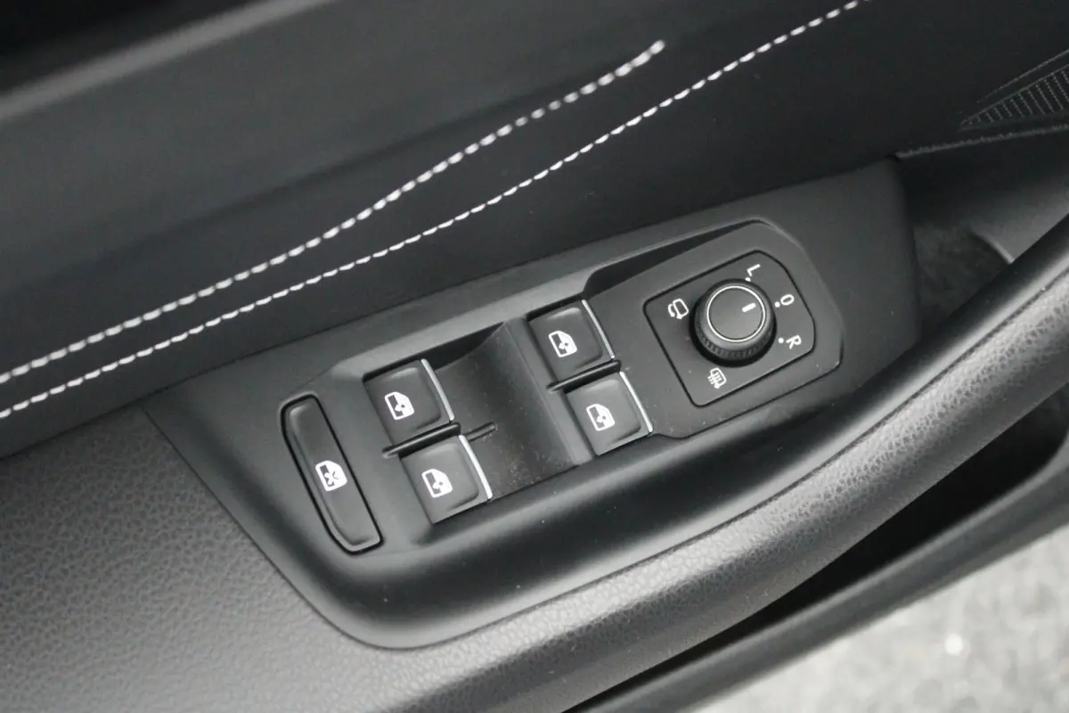 2.0 TSI 190pk DSG R-Line Business+ Keyless Panoramadak DCC Camera Stoelverwarming Virtual Cockpit Navigatie