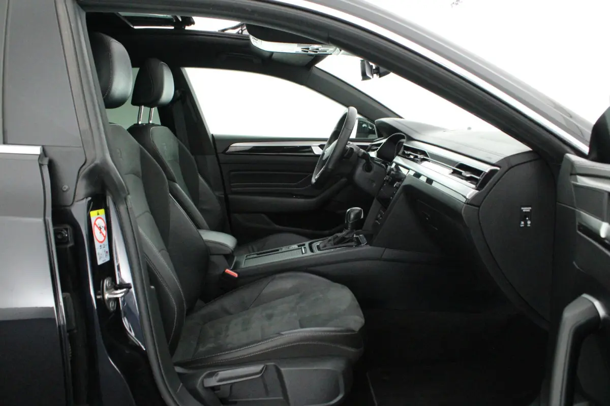 2.0 TSI 190pk DSG R-Line Business+ Keyless Panoramadak DCC Camera Stoelverwarming Virtual Cockpit Navigatie