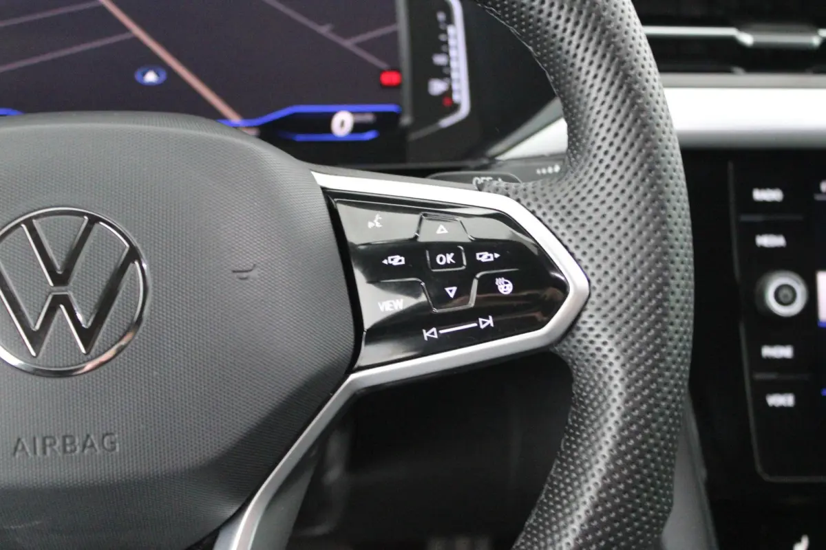 2.0 TSI 190pk DSG R-Line Business+ Keyless Panoramadak DCC Camera Stoelverwarming Virtual Cockpit Navigatie