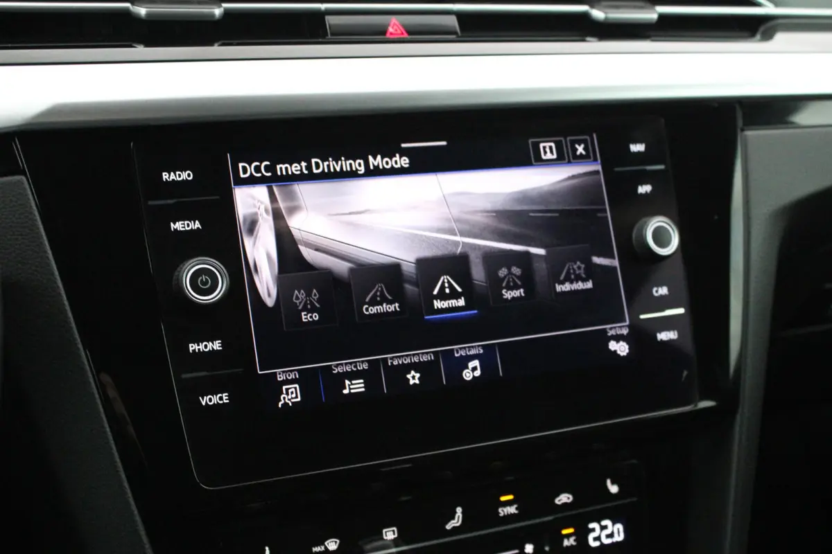 2.0 TSI 190pk DSG R-Line Business+ Keyless Panoramadak DCC Camera Stoelverwarming Virtual Cockpit Navigatie