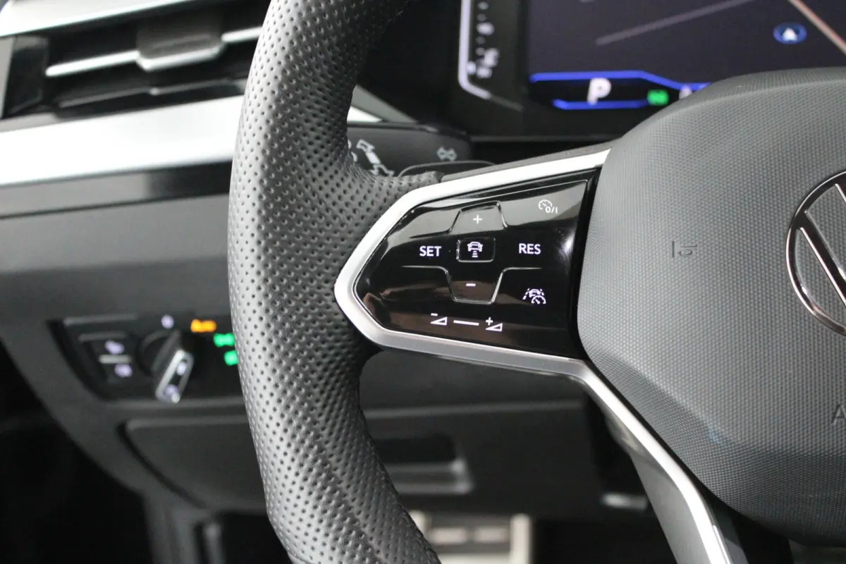 2.0 TSI 190pk DSG R-Line Business+ Keyless Panoramadak DCC Camera Stoelverwarming Virtual Cockpit Navigatie