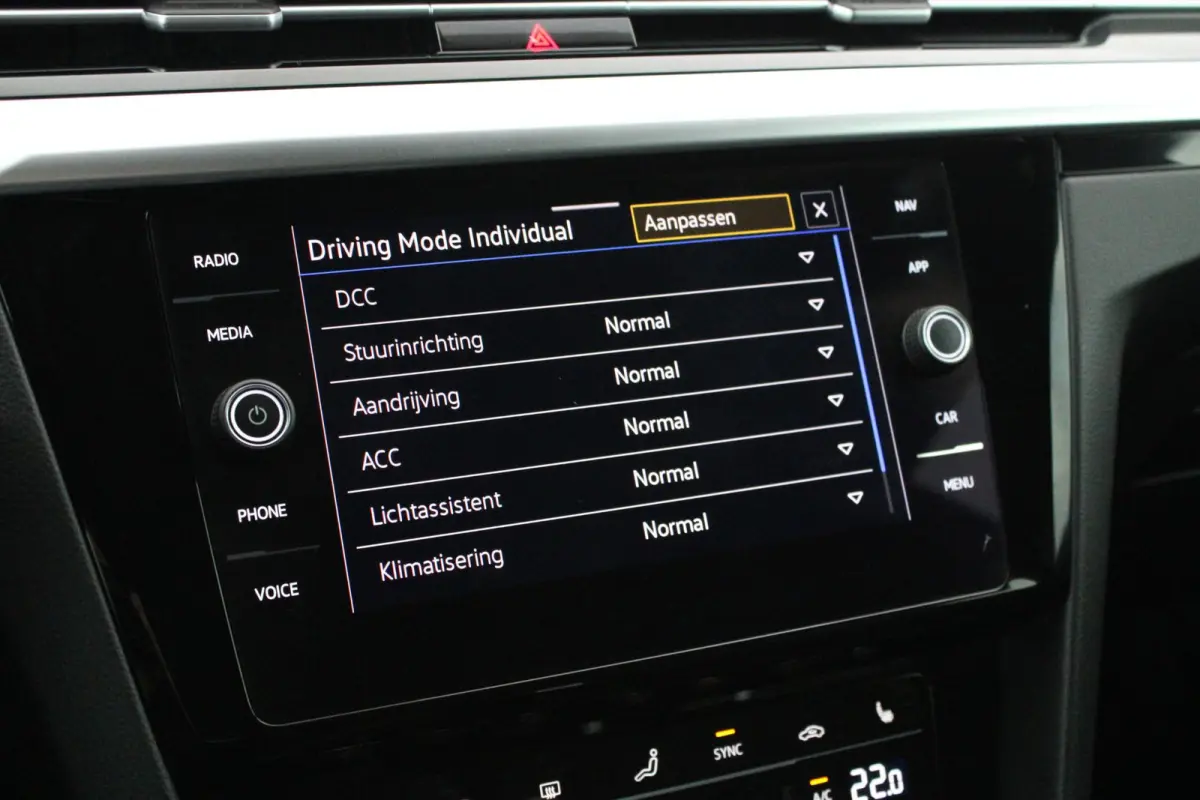 2.0 TSI 190pk DSG R-Line Business+ Keyless Panoramadak DCC Camera Stoelverwarming Virtual Cockpit Navigatie