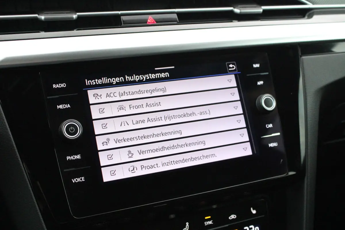 2.0 TSI 190pk DSG R-Line Business+ Keyless Panoramadak DCC Camera Stoelverwarming Virtual Cockpit Navigatie