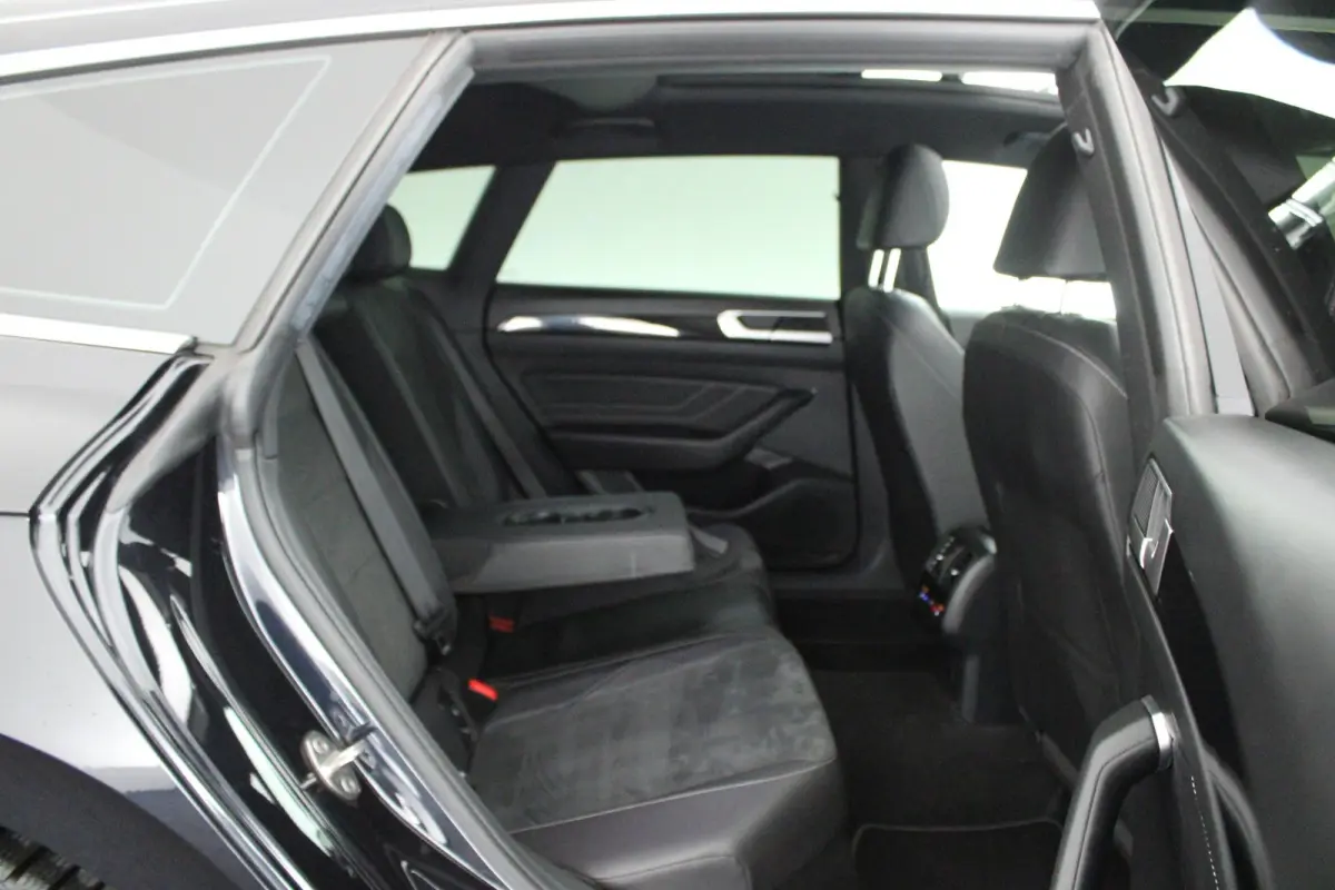 2.0 TSI 190pk DSG R-Line Business+ Keyless Panoramadak DCC Camera Stoelverwarming Virtual Cockpit Navigatie