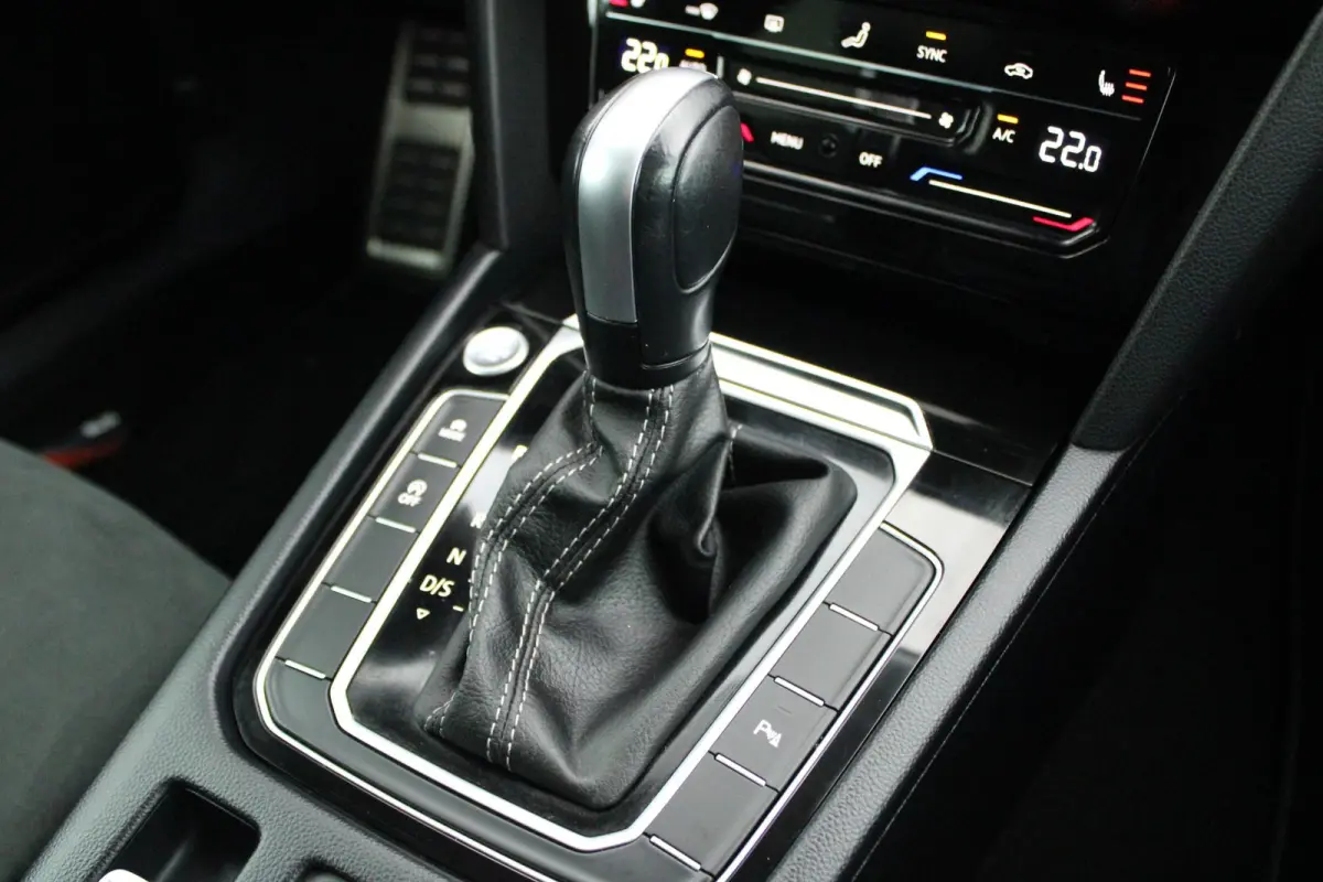 2.0 TSI 190pk DSG R-Line Business+ Keyless Panoramadak DCC Camera Stoelverwarming Virtual Cockpit Navigatie