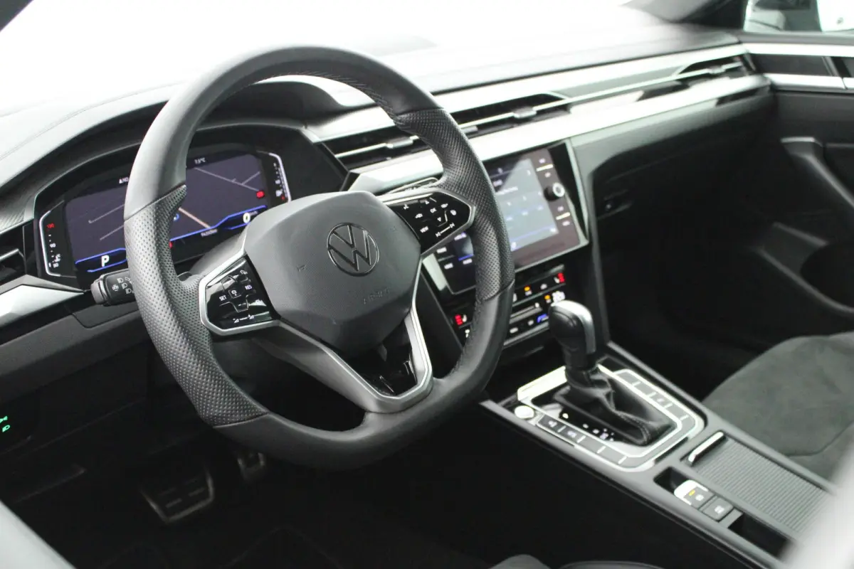 2.0 TSI 190pk DSG R-Line Business+ Keyless Panoramadak DCC Camera Stoelverwarming Virtual Cockpit Navigatie