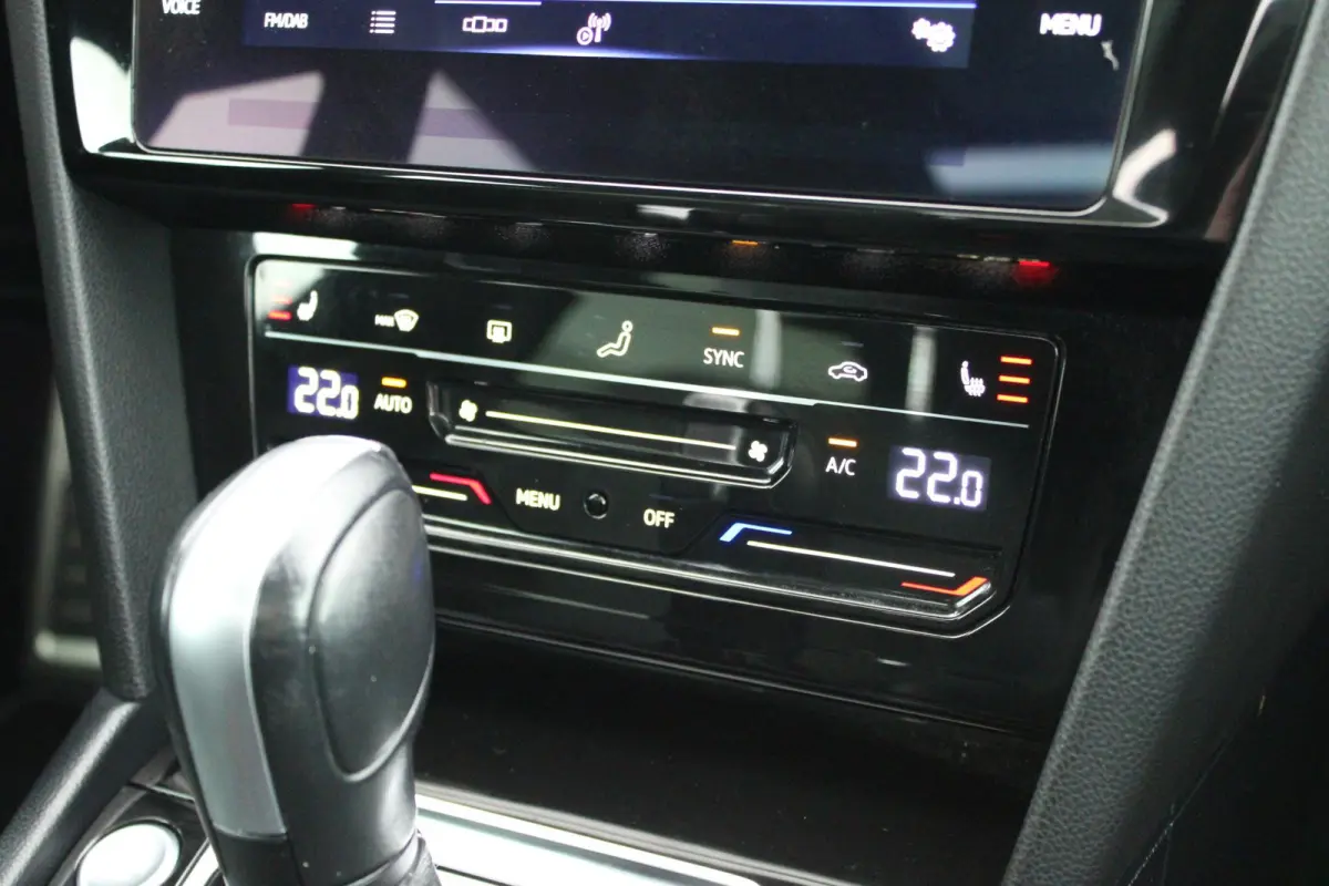 2.0 TSI 190pk DSG R-Line Business+ Keyless Panoramadak DCC Camera Stoelverwarming Virtual Cockpit Navigatie