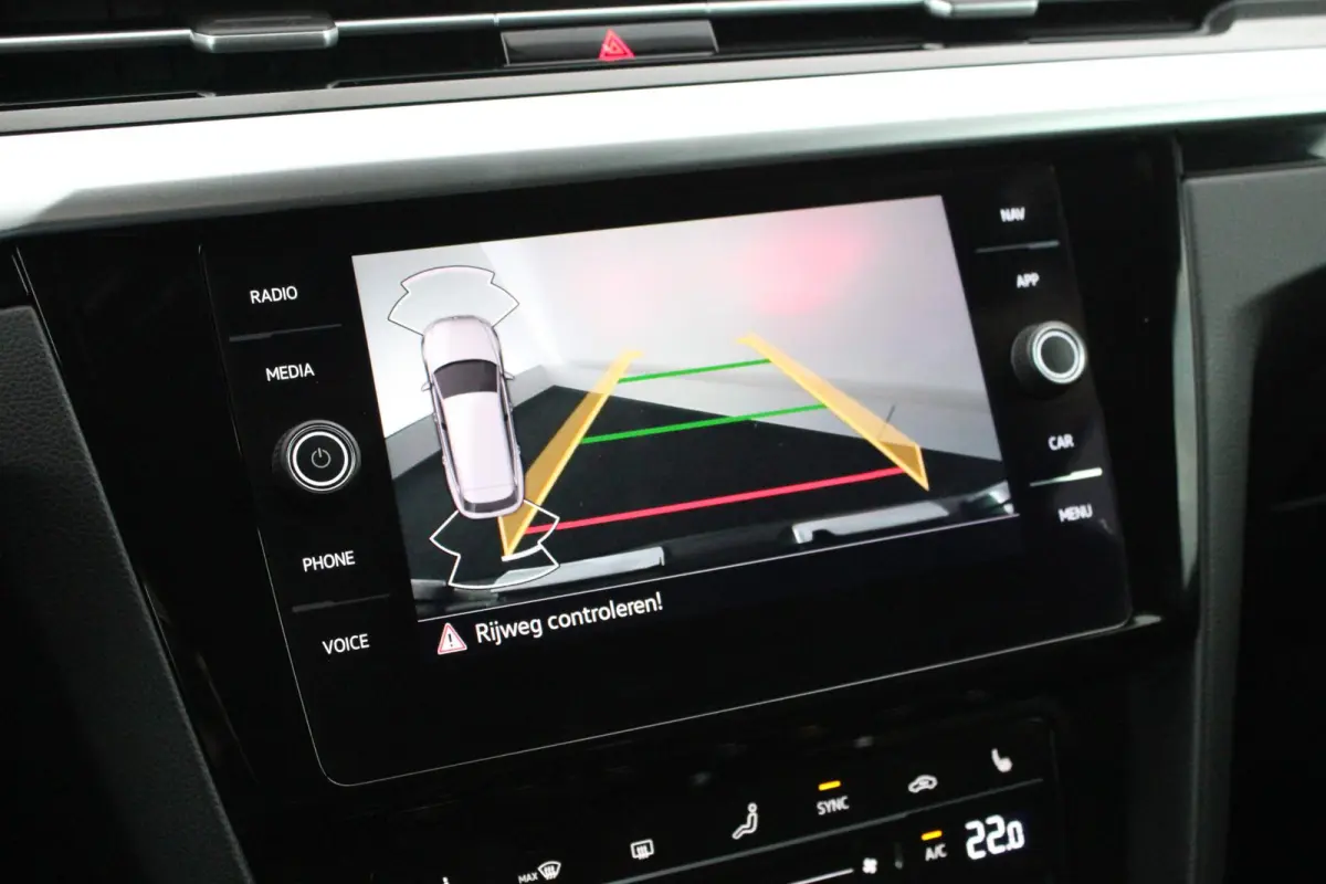 2.0 TSI 190pk DSG R-Line Business+ Keyless Panoramadak DCC Camera Stoelverwarming Virtual Cockpit Navigatie