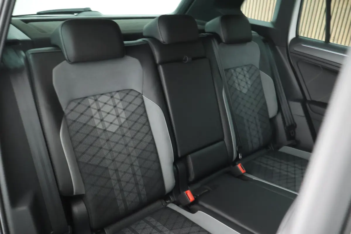 1.4 TSI 245pk eHybrid R-Line Business+ Trekhaak Camera Stoelverwarming Keyless Virtual Cockpit LED Navigatie