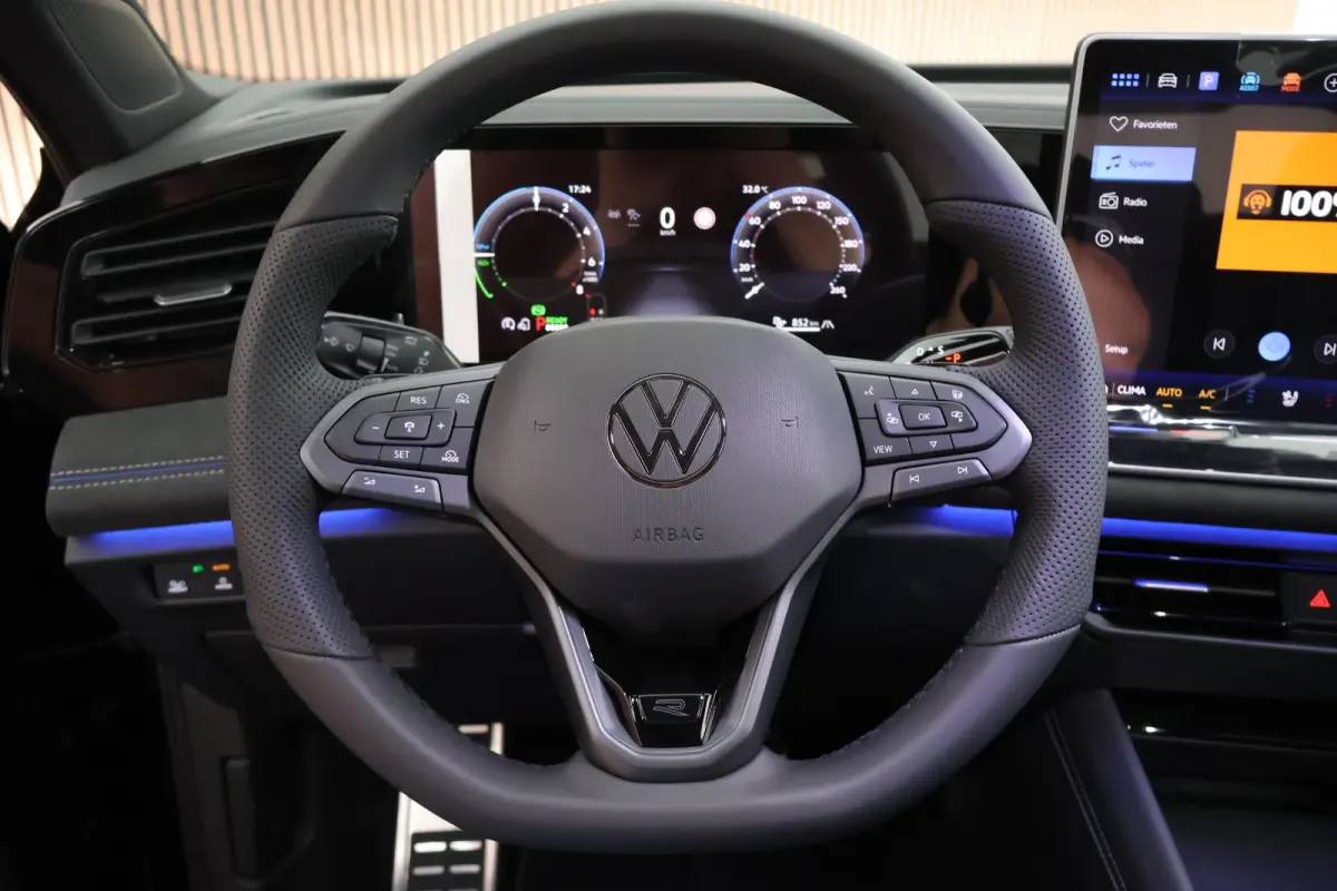 1.5 eHybrid 272pk R-Line Edition Black Style Leder Trekhaak 360Camera HUD Keyless Massage Virtual Cockpit Panoramadak Carplay
