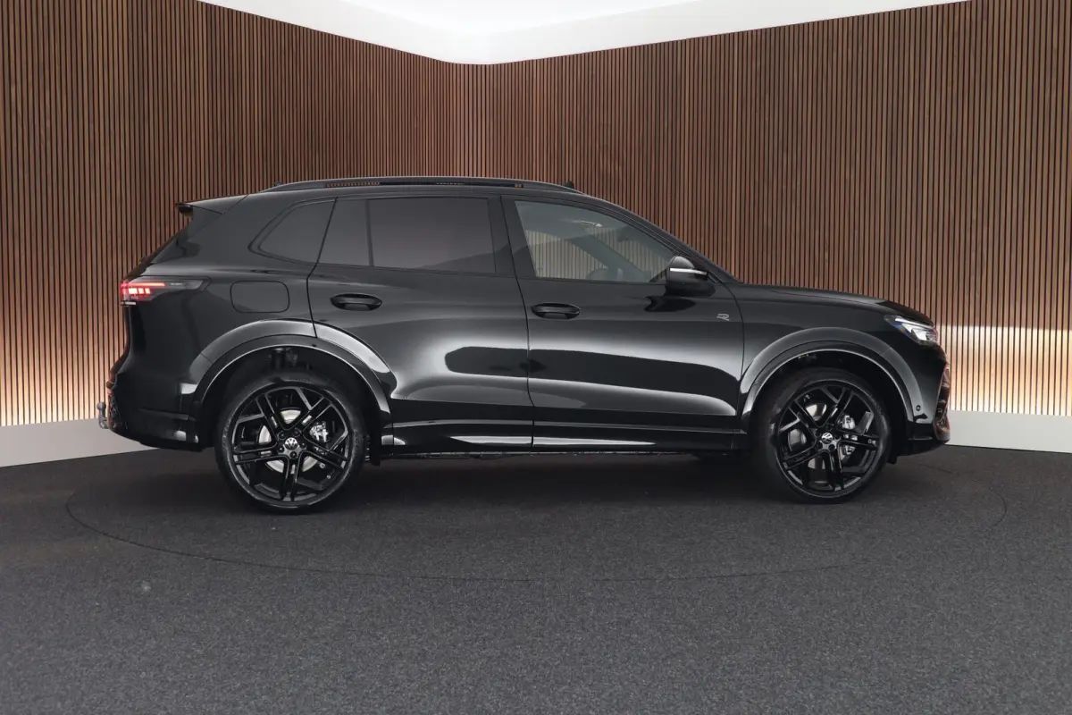 1.5 eHybrid 272pk R-Line Edition Black Style Leder Trekhaak 360Camera HUD Keyless Massage Virtual Cockpit Panoramadak Carplay