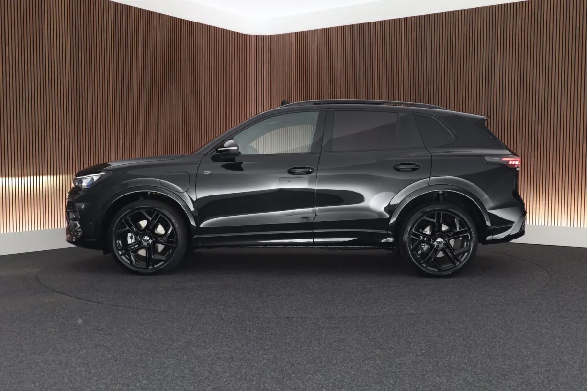 1.5 eHybrid 272pk R-Line Edition Black Style Leder Trekhaak 360Camera HUD Keyless Massage Virtual Cockpit Panoramadak Carplay