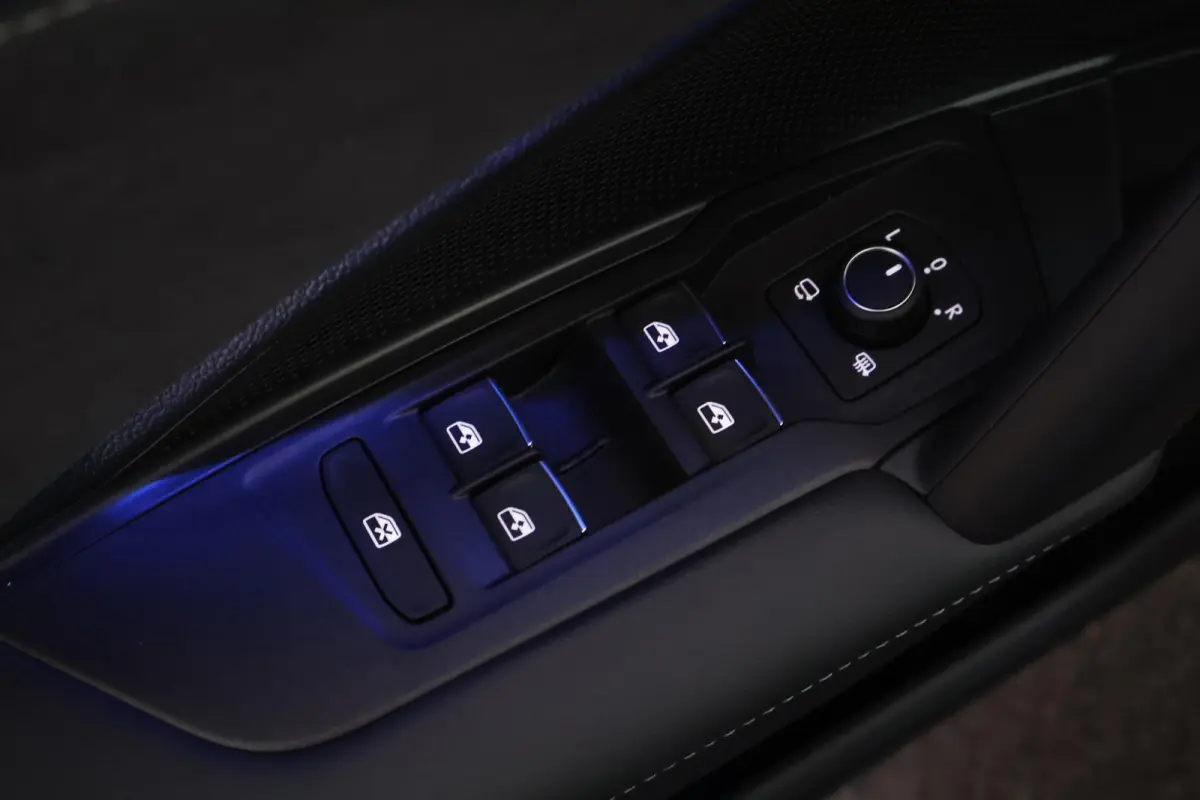 1.5 eHybrid 272pk R-Line Edition Black Style Leder Trekhaak 360Camera HUD Keyless Massage Virtual Cockpit Panoramadak Carplay