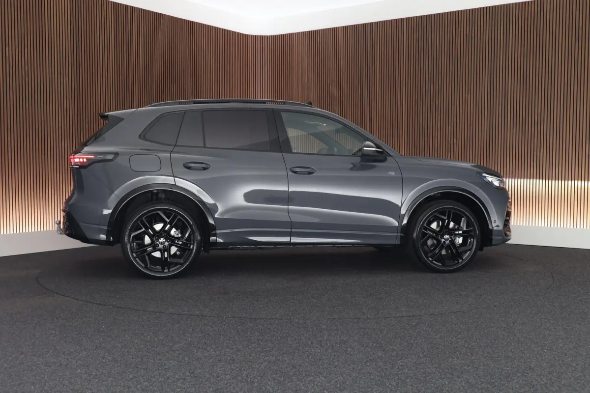 1.5 eHybrid 272pk R-Line Edition Black Style Leder Trekhaak 360Camera HUD Keyless Massage Virtual Cockpit Panoramadak Carplay