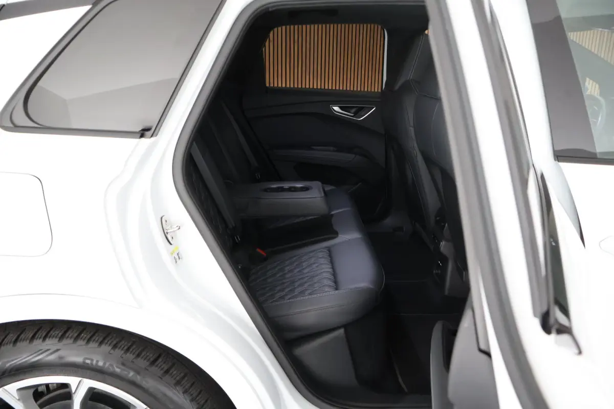 40 Launch edition S Competition 204pk 77 kWh SOH 87% Trekhaak Camera Leder Keyless Stoelverwarming ACC Panoramadak S-Line