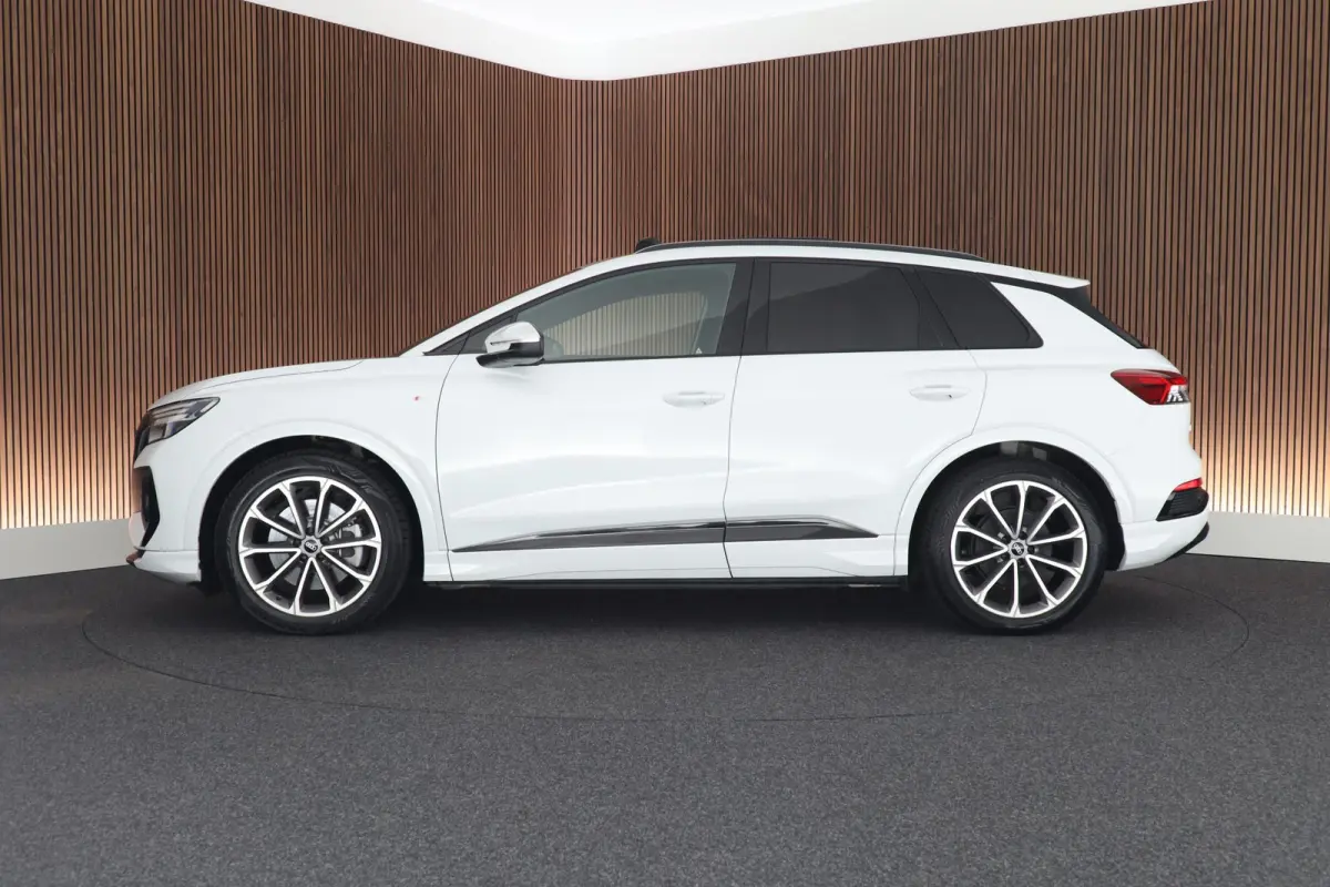 40 Launch edition S Competition 204pk 77 kWh SOH 87% Trekhaak Camera Leder Keyless Stoelverwarming ACC Panoramadak S-Line