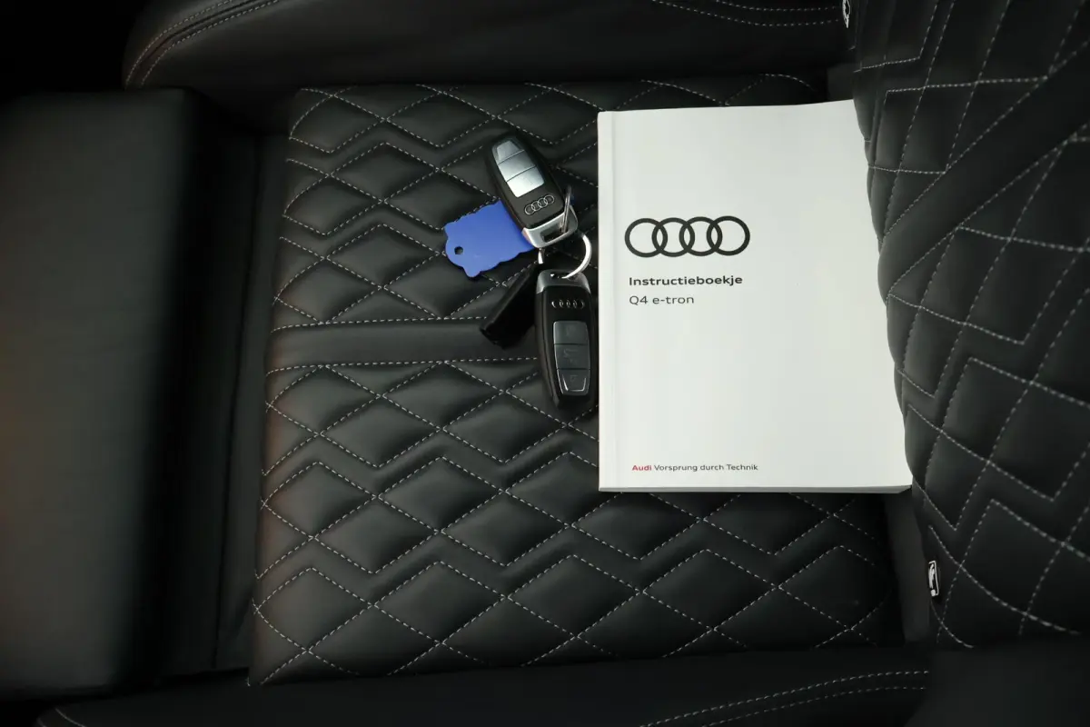 40 Launch edition S Competition 204pk 77 kWh SOH 87% Trekhaak Camera Leder Keyless Stoelverwarming ACC Panoramadak S-Line