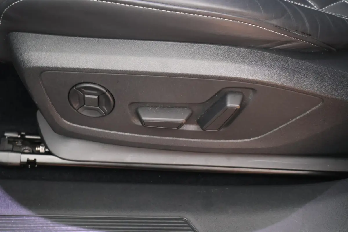 40 Launch edition S Competition 204pk 77 kWh SOH 87% Trekhaak Camera Leder Keyless Stoelverwarming ACC Panoramadak S-Line
