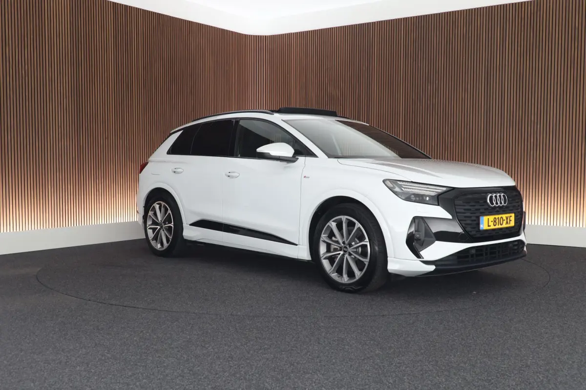 40 Launch edition S Competition 204pk 77 kWh SOH 87% Trekhaak Camera Leder Keyless Stoelverwarming ACC Panoramadak S-Line