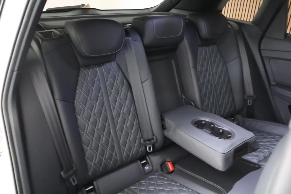 40 Launch edition S Competition 204pk 77 kWh SOH 87% Trekhaak Camera Leder Keyless Stoelverwarming ACC Panoramadak S-Line