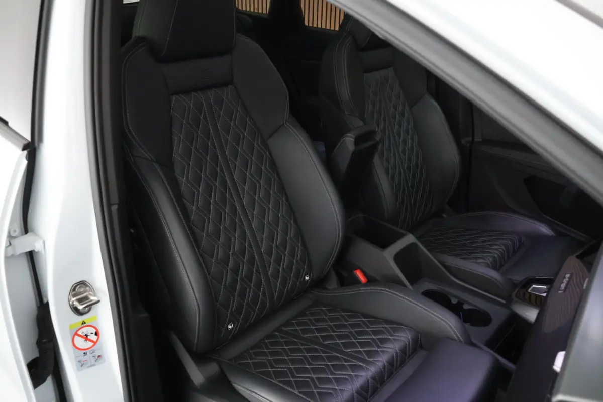 40 Launch edition S Competition 204pk 77 kWh SOH 87% Trekhaak Camera Leder Keyless Stoelverwarming ACC Panoramadak S-Line