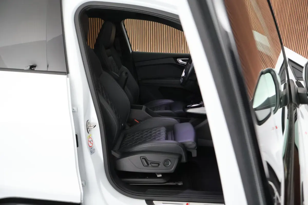 40 Launch edition S Competition 204pk 77 kWh SOH 87% Trekhaak Camera Leder Keyless Stoelverwarming ACC Panoramadak S-Line