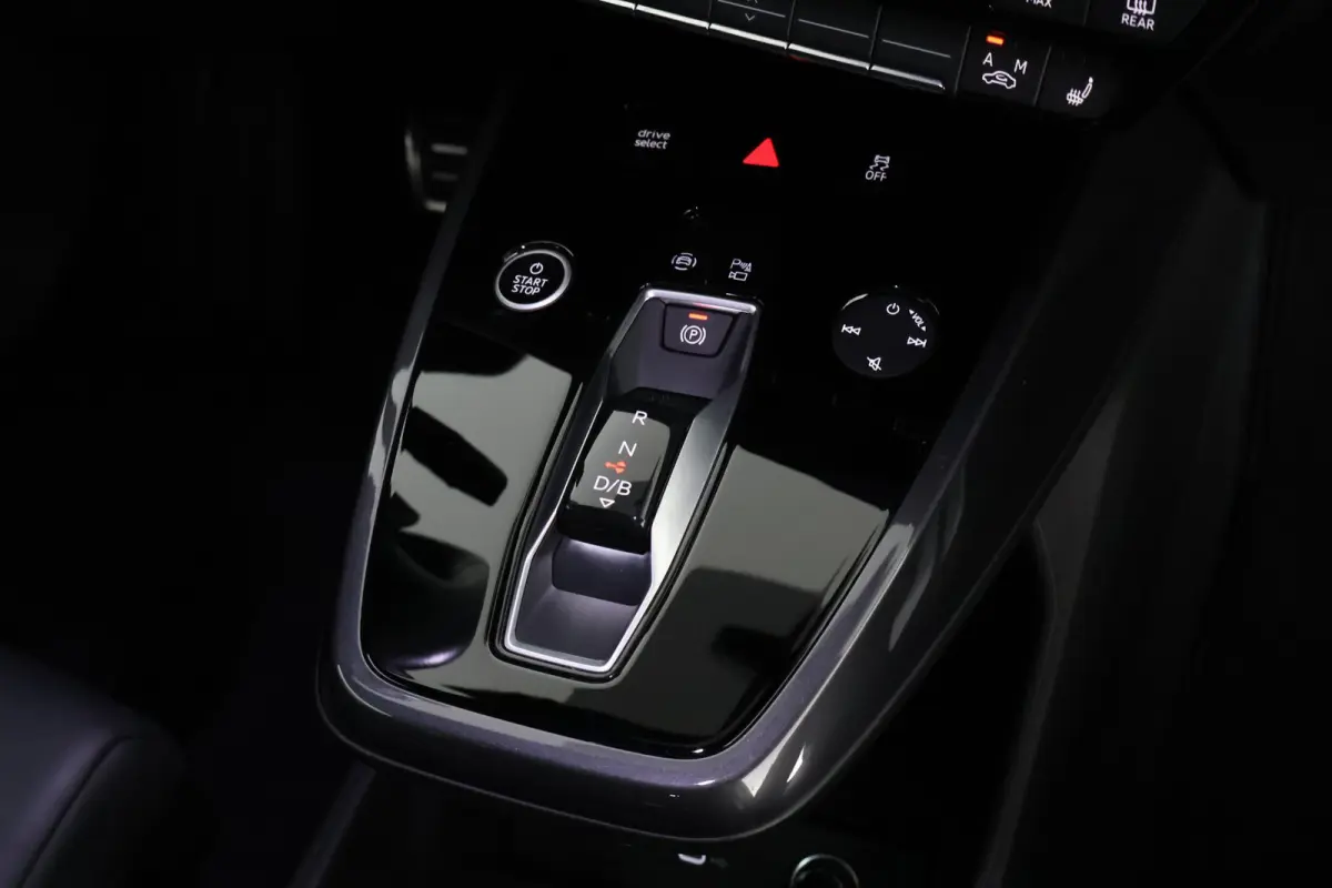 40 Launch edition S Competition 204pk 77 kWh SOH 87% Trekhaak Camera Leder Keyless Stoelverwarming ACC Panoramadak S-Line